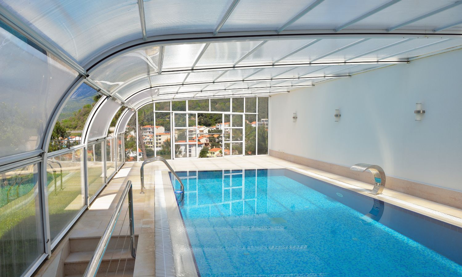 Cerramiento y cubierta de piscina en Alicante